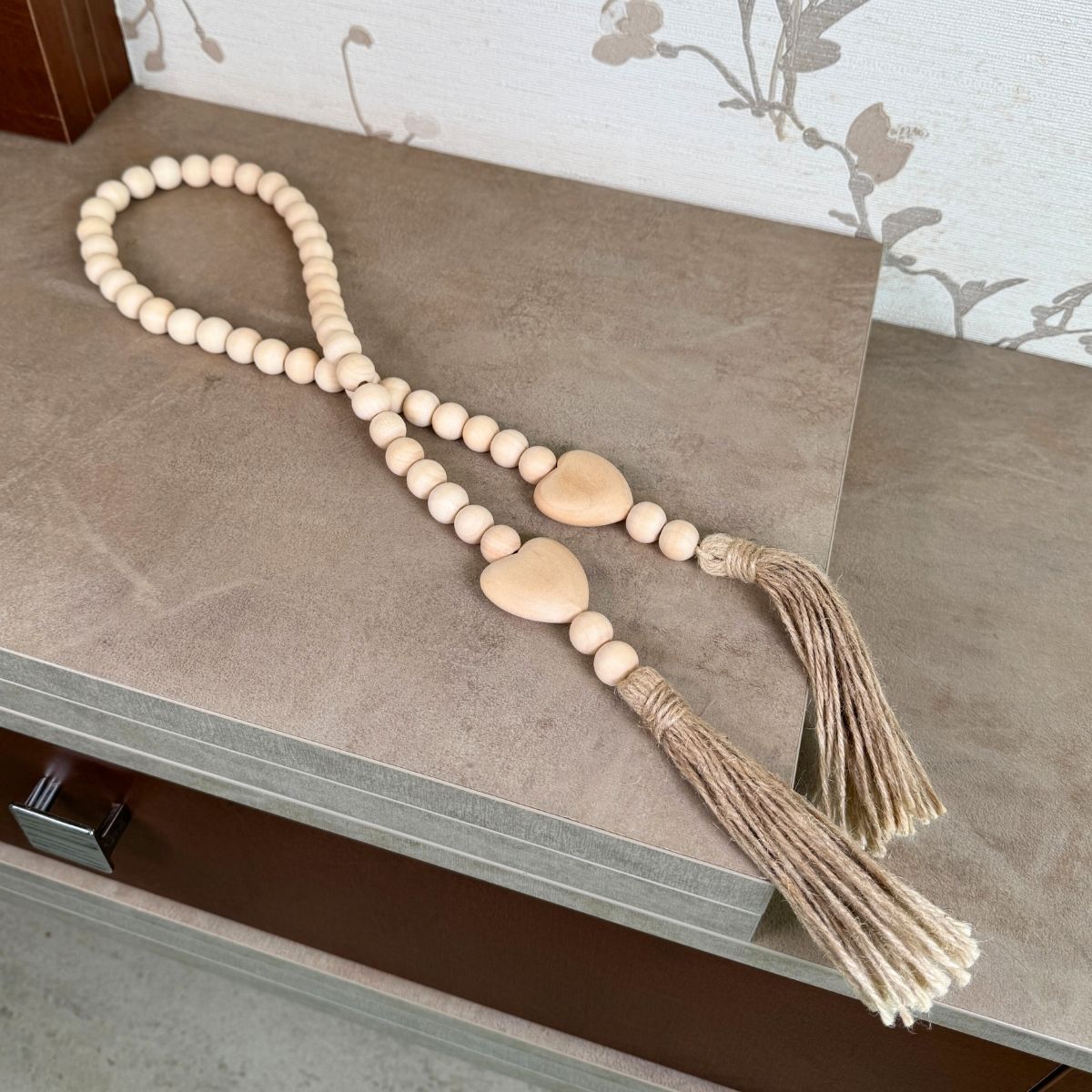 Colar de Mesa Decorativo em Madeira Bege Corações