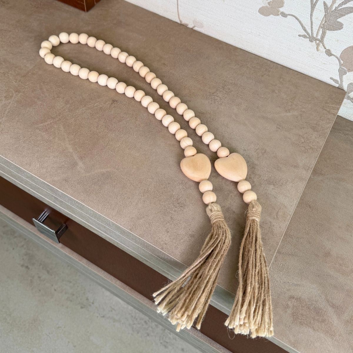 Colar de Mesa Decorativo em Madeira Bege Corações