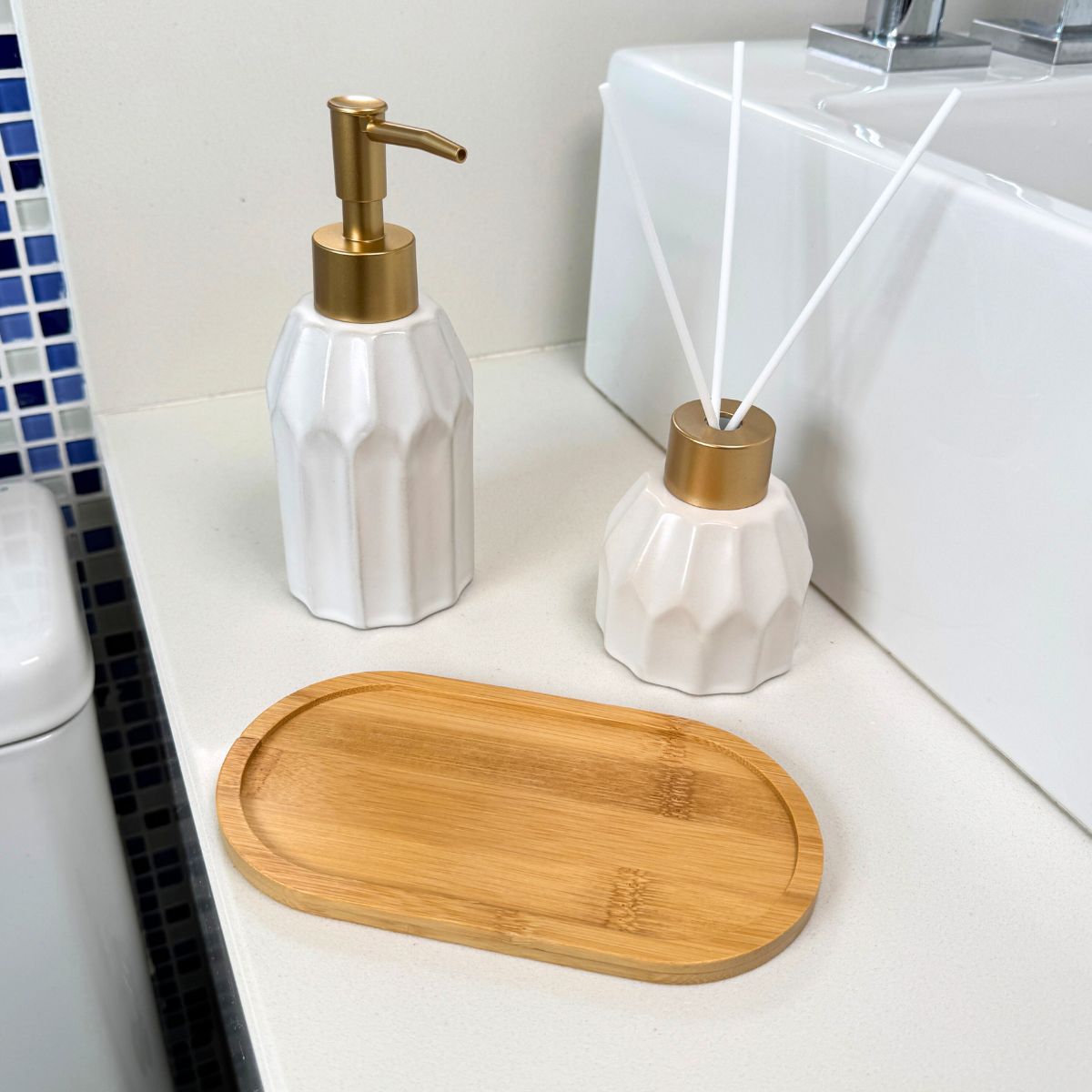 Kit Banheiro Aromas 3 Peças - Conjunto Dispenser e Aromatizador em Porcelana com Bandeja em Bambu