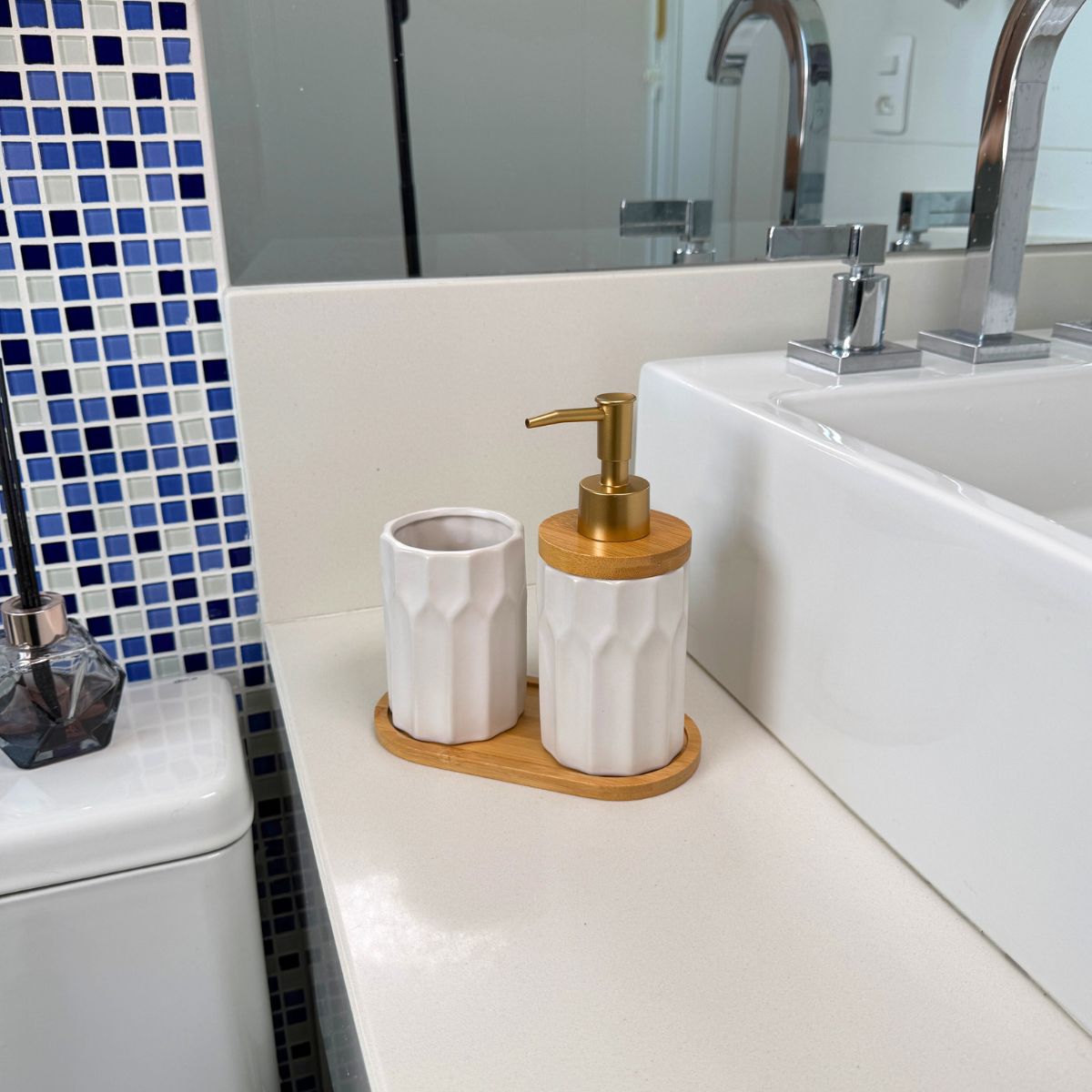Kit Banheiro Elegance 3 Peças - Conjunto Dispenser, Porta Escova e Bandeja em Bambu